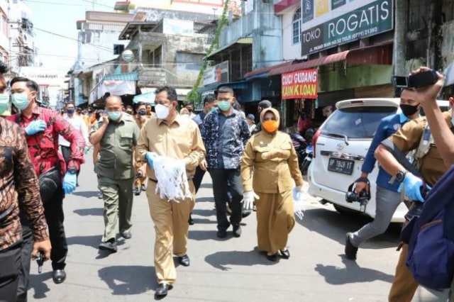 Pjs Gubernur Kepri, Bahtiar menyambangi dua pasar di Tanjungpinang memantau jalannya protokol kesehatan. (Foto: Sutana/Batamnews)
