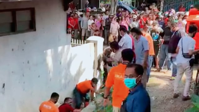 Ratusan warga Pasarbatang, Kecamatan Brebes digegerkan dengan penemuan sesosok mayat Selasa 20 Oktober 2020. (Foto: Fajar Eko)
