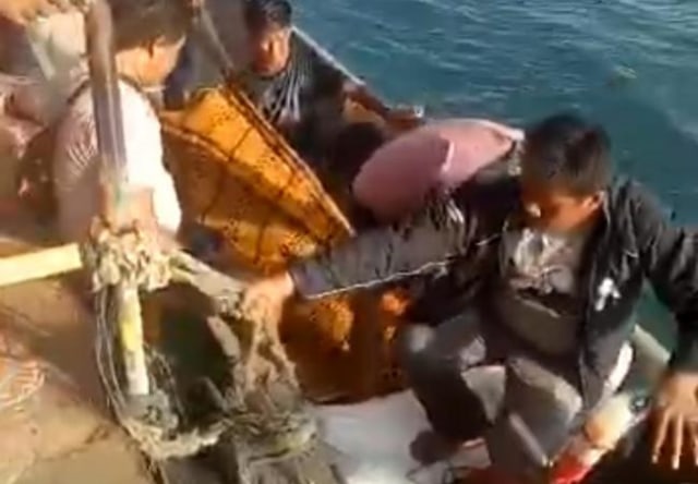 Jasad korban kapal terbalik di perairan Sekupang saat dievakuasi (Foto:screenshoot video)