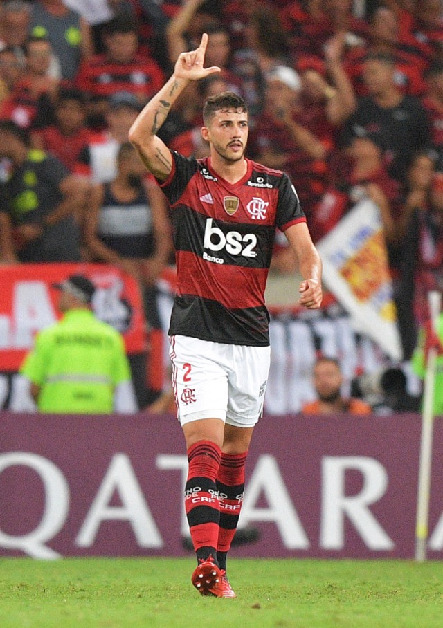 Bek tengah Gustavo Henrique saat bermain bersama Flamengo. Foto: Getty Images