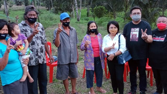 Calon Wakil Bupati Minahasa Utara, Kevin W Lotulung bersama sejumlah petani usai penyerahan bantuan bibit jagung dan pupuk