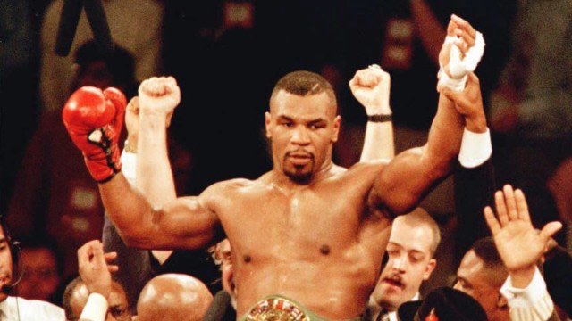 Mike Tyson, ketika berhasil mengalahkan Frank Bruno pada 1996 silam.  Foto: AFP/Mike Nelson