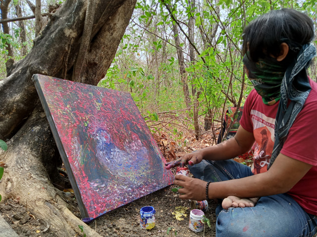 Fery Suharmono pilih melukis di sarung selama pandemi demi menghemat canvas. Foto: Masruroh/Basra﻿