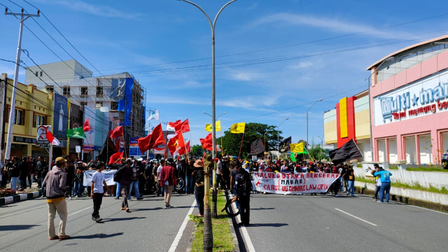 Massa aksi blokade jalan utama Jatiland Mall, Ternate. Foto: Rajif Duchlun/cermat