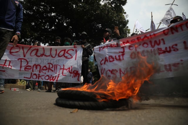 Massa dari BEM SI berunjuk rasa menolak Omnibus Law di kawasan Patung Kuda, Merdeka Barat, Jakarta, Selasa (20/10).  Foto: Aditia Noviansyah/kumparan