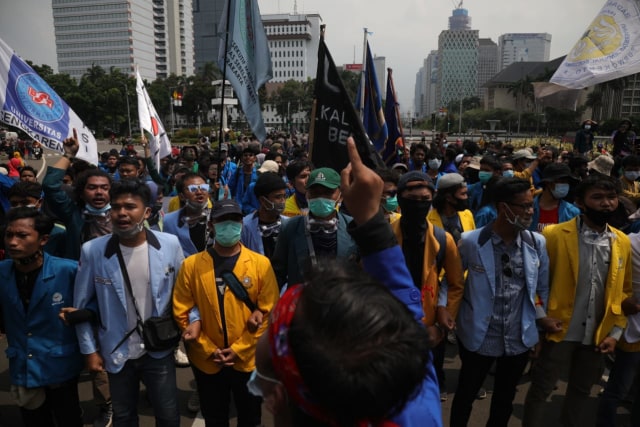 Massa dari BEM SI berunjuk rasa menolak Omnibus Law di kawasan Patung Kuda, Merdeka Barat, Jakarta, Selasa (20/10).
 Foto: Aditia Noviansyah/kumparan