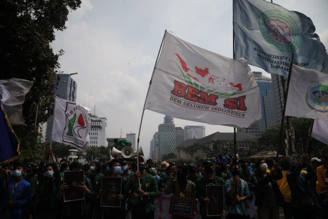 Massa dari BEM SI berunjuk rasa menolak Omnibus Law di kawasan Patung Kuda, Merdeka Barat, Jakarta, Selasa (20/10). Foto: Aditia Noviansyah/kumparan