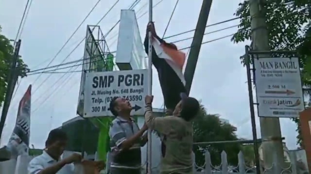 Aksi Patriotik Tukang Becak di Pasuruan yang Patungan demi Ganti Bendera Rusak