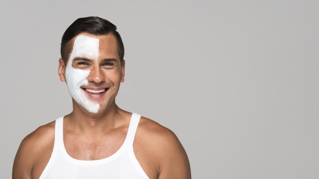 Seorang pria yang menggunakan produk skin care (perawatan kulit wajah). (Ilustrasi: Freepik)