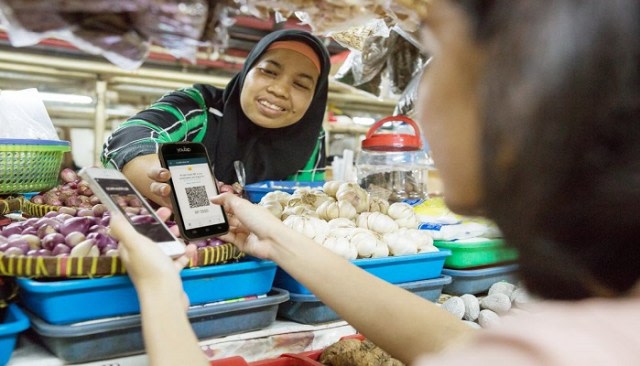 Seorang pedagang sedang melayani pembeli dengan menggunakan aplikasi Youtap (Dok Youtap Indonesia)