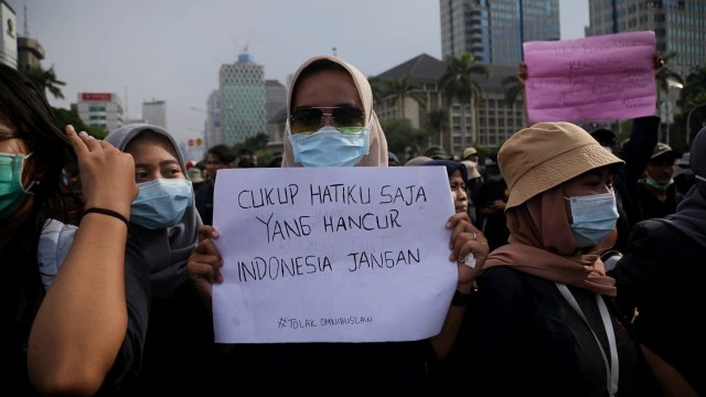 Massa dari BEM SI berunjuk rasa menolak Omnibus Law di kawasan Patung Kuda, Jalan Medan Merdeka Barat, Jakarta, Selasa (20/10). Foto: Aditia Noviansyah/kumparan