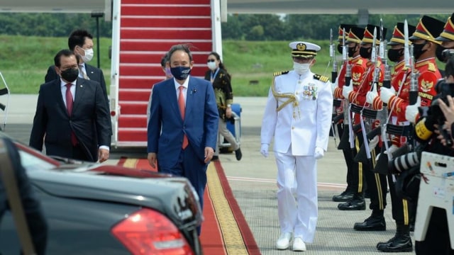Bermasker, PM Jepang Yoshihide Suga dan Istri Tiba di Indonesia (2)