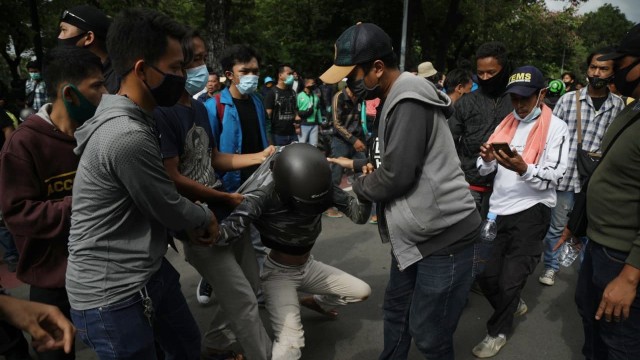 Petugas mengamankan sejumlah oknum pelajar saat unjuk rasa di Kawasan Patung Kuda, Jalan Merdeka Barat, Jakarta, Selasa (20/10).  Foto: Aditia Noviansyah/kumparan