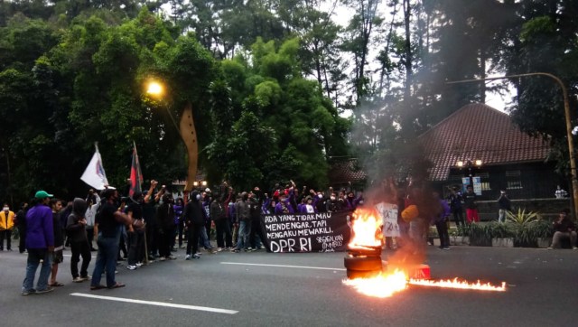 Mahasiswa membakar ban saat demo di depan Istana Bogor, Selasa (20/10). Foto: Dok. Istimewa
