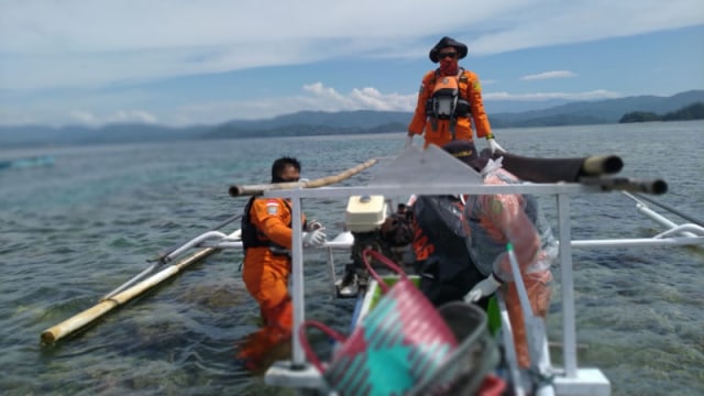 Tim SAR Tolitoli, Sulteng, mengevakuasi jenazah seorang nelayan bernama Sofyan (51), yang ditemukan meninggal dunia di atas perahu miliknya di Perairan Pulau Kabetan, Tolitoli, .Selasa (20/20). Foto: Istimewa