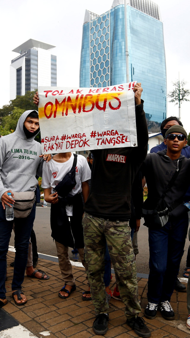 Mahasiswa menunjukan poster saat aksi demo tolak Omnibus Law di Jakarta, Selasa (20/10). Foto: Ajeng Dinar Ulfiana/REUTERS