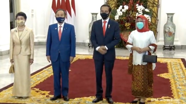 Presiden Jokowi bersama Ibu Negara Iriana menerima PM Jepang Yushihide Suga dan Ibu Negara Mariko Suga di Istana Bogor, Selasa (20/10).  Foto: Youtube/@Setpres