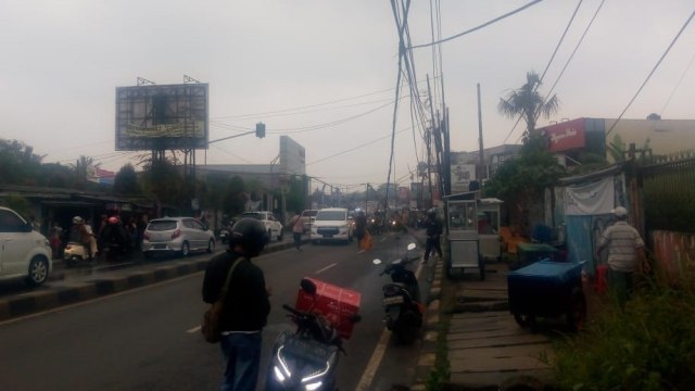 Tiang  roboh halangi akses jalan Jakarta-Parung. Foto: Dok. ayu Priyanto