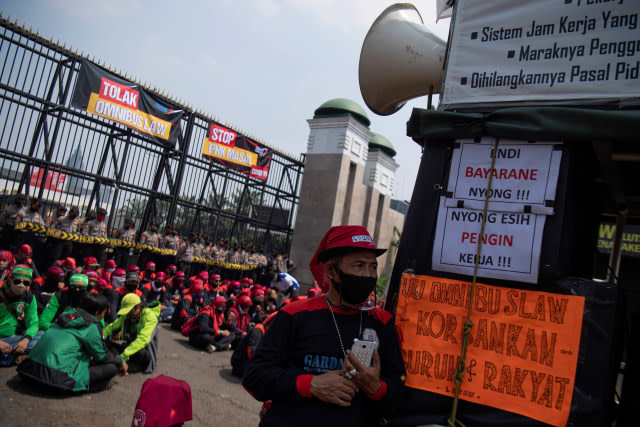 Aksi tersebut menuntut DPR untuk menghentikan pembahasan Omnibus Law RUU Cipta Kerja. Foto: Sigid Kurniawan/Antara Foto