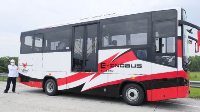 E-INOBUS, bus listrik buatan PT INKA (Persero) kerja sama dengan Tron-E dari Taiwan dan Piala Mas dari Malang saat dilakukan uji di jalan umum di area Madiun dan di jalan tol Madiun-Caruban. Foto: Humas INKA/Lr handout via ANTARA