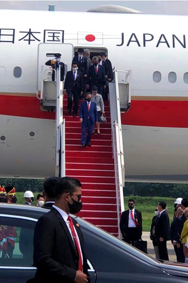 Perdana Menteri Jepang Yoshihide Suga dan Madam Suga Mariko menuruni tangga pesawat setibanya di Bandara Soekarno Hatta, Tangerang, Banten, Selasa (20/10). Foto: Setpres-Kris/HO ANTARA FOTO