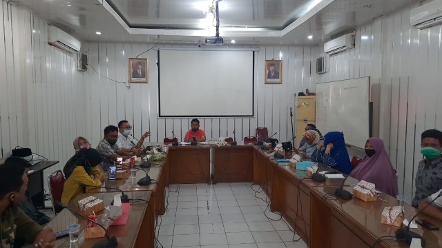 Sejumlah masyarakat yang tergabung dalam Asosiasi Jasa Pesta Kota Padang, Sumatera Barat berdialog dengan anggota DPRD setempat. Foto: Istimewa. 