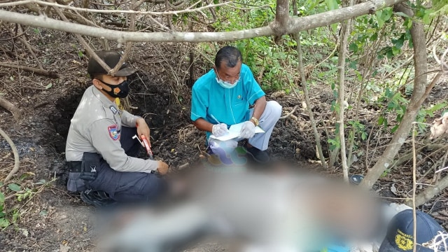 Petugas, saat identifikasi dan olah TKP, meninggalnya Syafii (55), warga Desa Ngumpakdalem Kecamatan Dander Bojonegoro, di kawasan hutan Petak 39A RPH Kebonagung Dander Bojonegoro. Selasa (20/10/2020) 