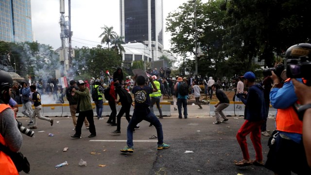 Massa aksi demo tolak Omnibus Law ricuh, di Jakarta, Selasa (20/10). Foto: Aditia Noviansyah/kumparan