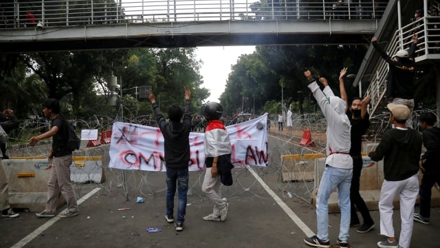 Massa aksi demo tolak Omnibus Law ricuh, di Jakarta, Selasa (20/10).
 Foto: Aditia Noviansyah/kumparan
