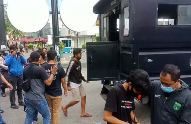 169 Orang Diduga Hendak Menyusup ke Pendemo di Surabaya Diamankan