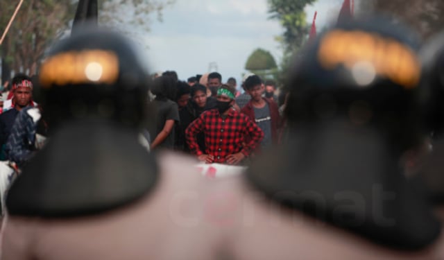 Massa aksi jilid III tolak UU Ciptaker di Ternate saat berhadapan dengan pihak keamanan di depan Kantor Wali Kota Ternate. Foto: Gustam Jambu/cermat