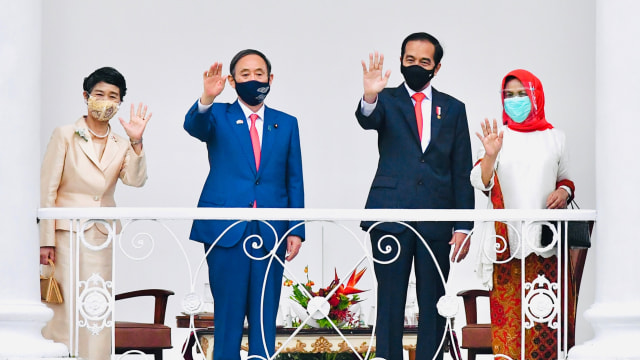 Presiden Joko Widodo didampingi Ibu Negara Iriana Joko Widodo (kanan) bersama Perdana Menteri Jepang Yoshihide Suga (kedua kiri) bersama Madam Suga Mariko (kiri) di Istana Bogor, Jawa Barat, Selasa (20/10). Foto: Setpres-Laily Rachev/HO ANTARA FOTO