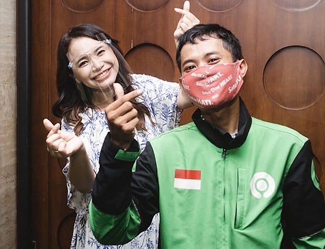 Chatting Dan Foto Bareng Rossa Driver Ojol Ku Menangis Kumparan Com