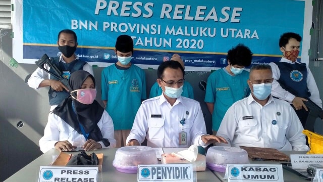 Plt Kabid Pemberantasan Narkoba Fatahilla Syukur yang didampingi Plt Kasi Penyidik Muzakir Syahdjuan saat konferensi pers. Foto: M. Yamin Yakub
