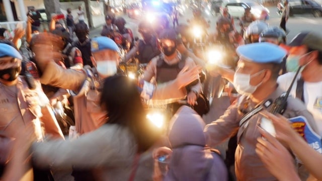 Polisi Bermotor Trail Bubarkan Demo Omnibus Law di Medan yang Lewati Batas Waktu (55405)