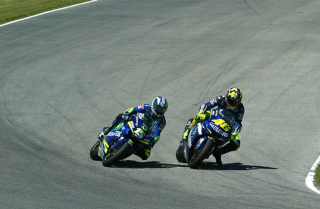 Alasan Pebalap MotoGP Turunkan Kaki Ketika Mau Menikung, Siapa Pelopornya? (171172)