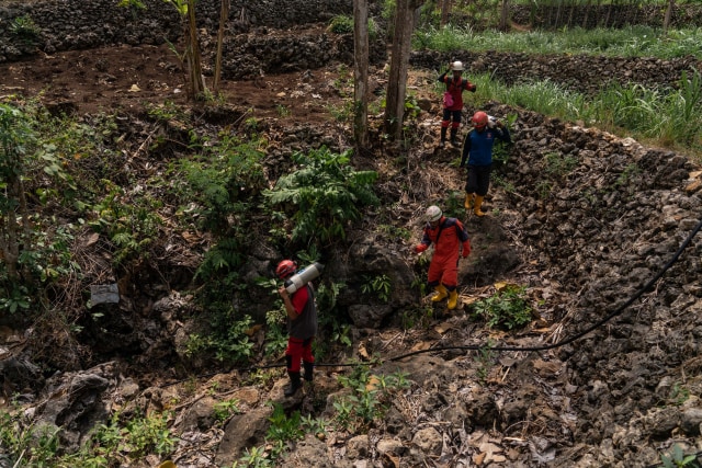 Sejumlah relawan berjalan menuju mulut Gua Cikal, Gunungkidul, DI Yogyakarta. Foto: Hendra Nurdiyansyah/ANTARA FOTO