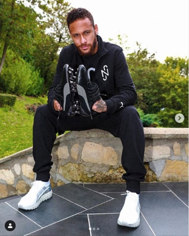 Neymar dengan sepatu barunya, Puma. Foto: Instagram@Puma