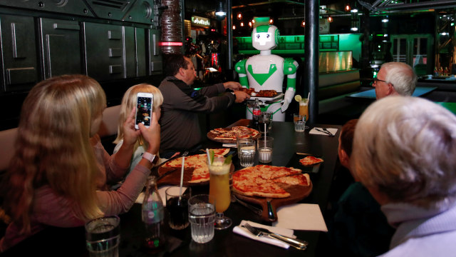 Robot pelayan restoran di Milton Keynes, Inggris. Foto: Reuters/Andrew Boyers