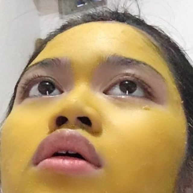 Foto perempuan yang pakai masker kunyit hingga wajahnya menjadi kuning. Dok: Twitter/ @ibuibuyakult