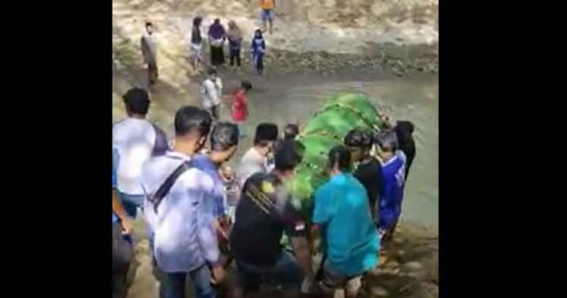 Viral Video Warga di Ponorogo Menyeberangi Sungai Sambil Menggotong Keranda