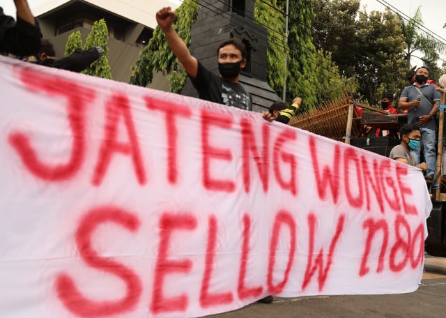 Puluhan warga mengatasnamakan Forum Guyub Rukun Jawa Tengah aksi damai halaman depan kantor Gubernur dan DPRD Provinsi Jateng, Rabu (21/10/2020).  Foto: Dok. Pemprov Jateng