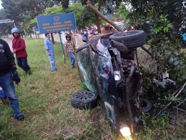 Kondisi mobil yang rusak parah dengan ban terlepas saat kecelakaan di Tembesi, dekat SP Plaza. (Foto: Facebook)