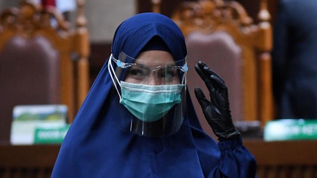 Terdakwa Pinangki Sirna Malasari meninggalkan ruangan usai sidang lanjutan di Pengadilan Tipikor, Jakarta, Rabu (21/10). Foto: Puspa Perwitasari/ANTARA FOTO