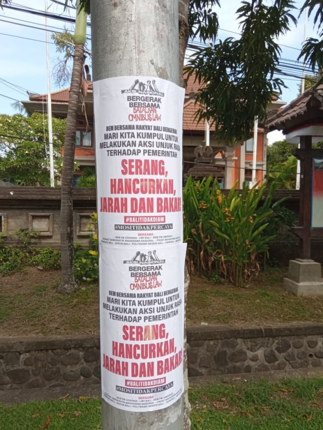 Brosur Aksi Penjarahan Di Depan Kantor Demokrat Bali Tolak Omnibus Law. Foto: Dok. Istimewa