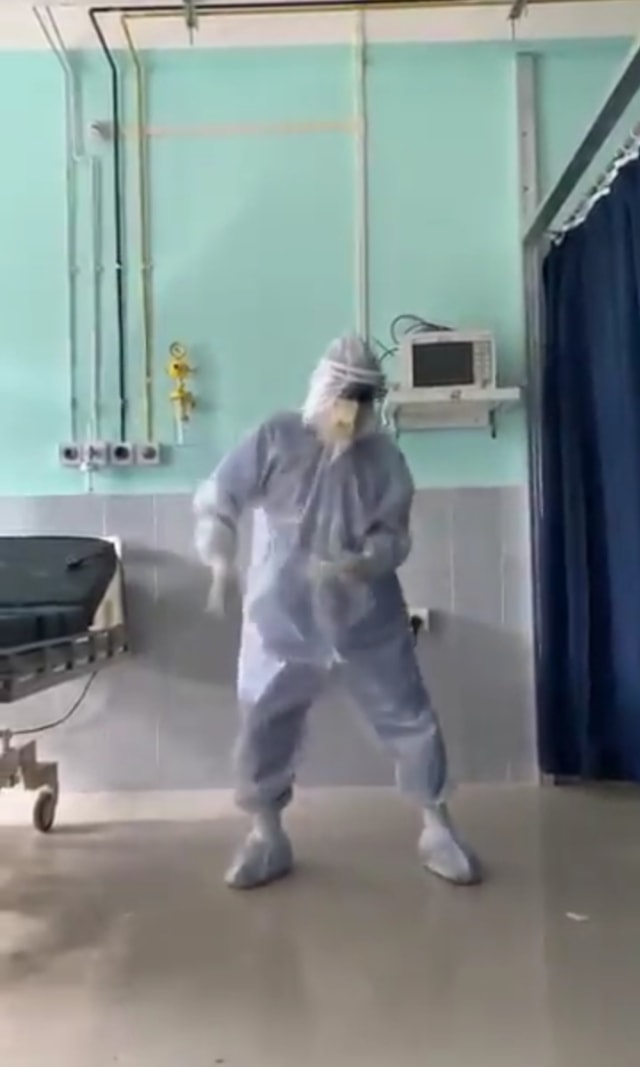 Viral dokter asal India bernama Arup Senapati menari ala Michael Jackson saat menghibur pasien COVID-19. (Foto: Twitter/@drfaizanahman)