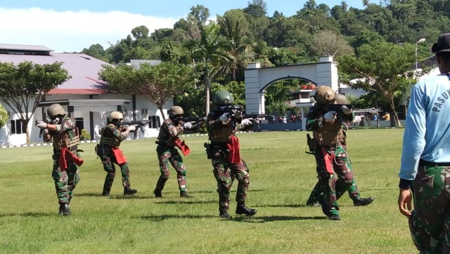 Latihan fast rope pasukan katak Koarmada 3 Sorong, foto : Yanti