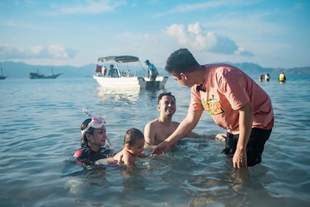 5 Momen Seru Nagita Slavina Liburan Bareng Kiano Tiger Wong di Laut (76974)