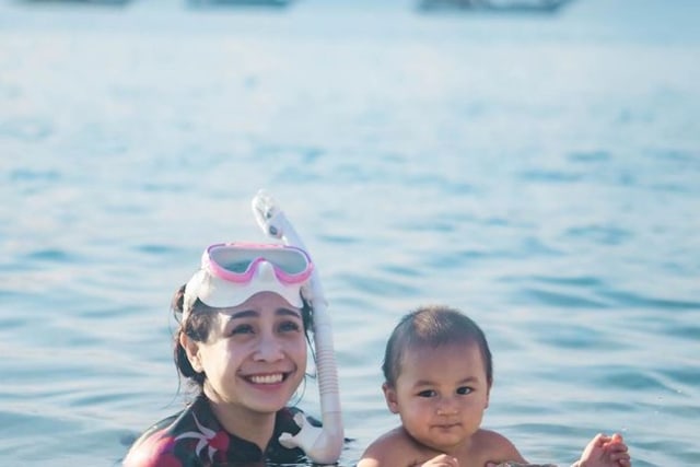 5 Momen Seru Nagita Slavina Liburan Bareng Kiano Tiger Wong di Laut (76971)