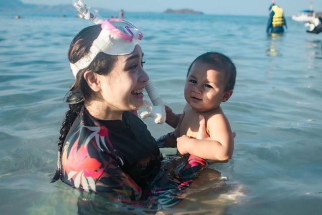 5 Momen Seru Nagita Slavina Liburan Bareng Kiano Tiger Wong di Laut (76972)